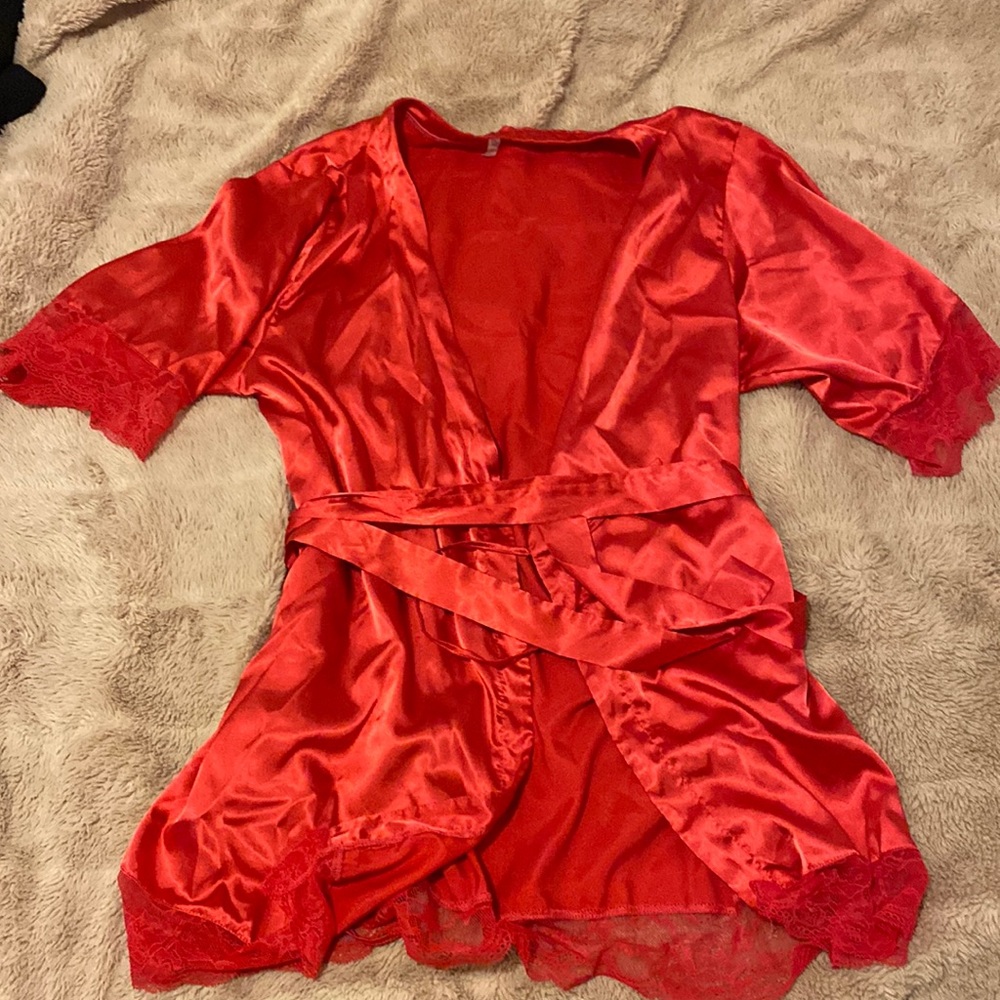 Nightgown kimono with lace contour